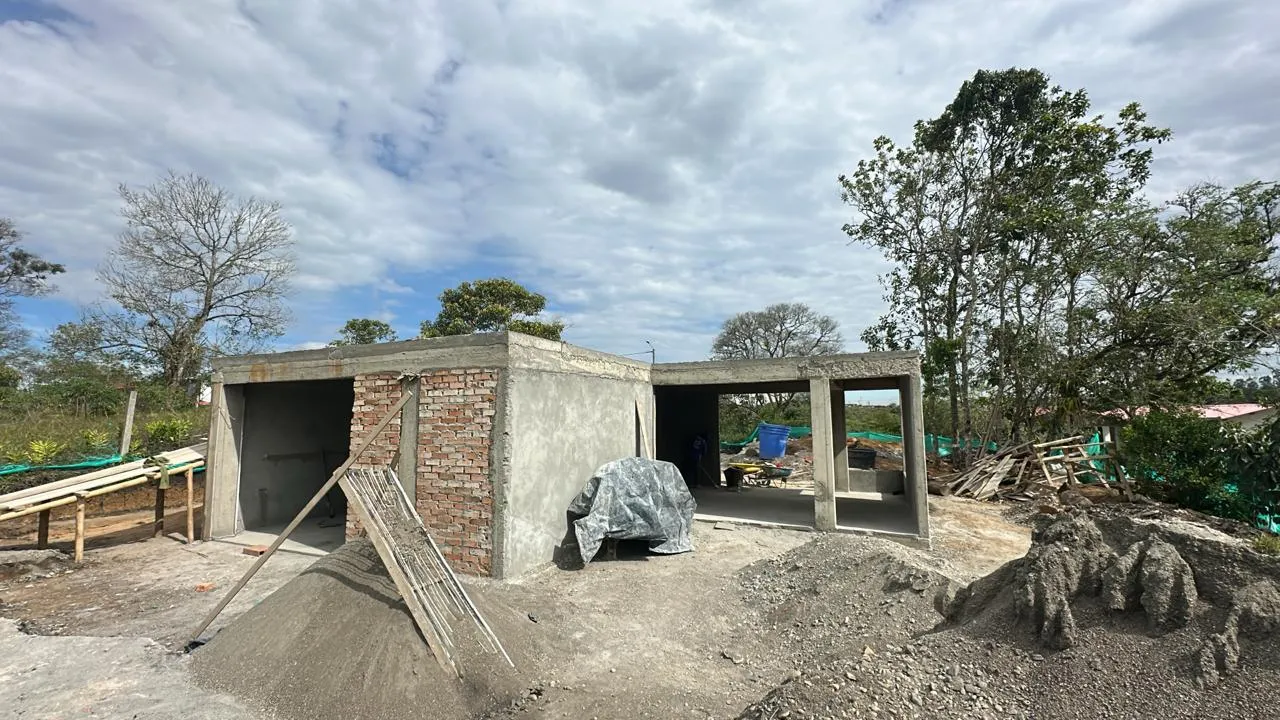 Primera etapa de obra de casa campestre moderna ejecutada por CAMARK Projects — construcción por etapas