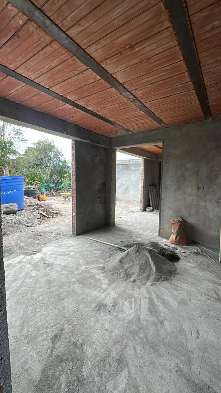 Obra gris de primera etapa de vivienda campestre moderna — construcción ajustada al presupuesto del cliente