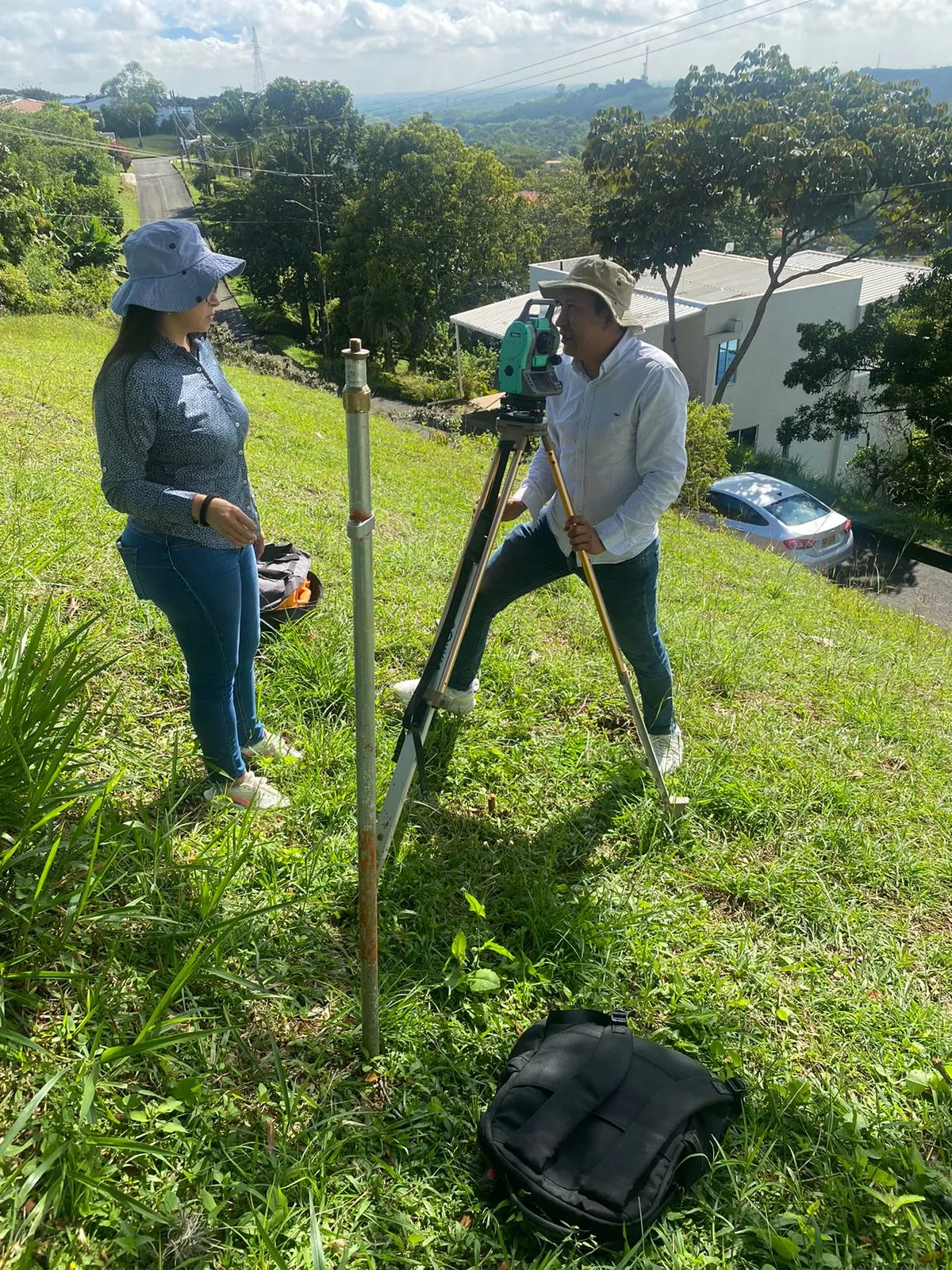 Operarios tomando curvas de nivel en levantamiento topográfico de lote campestre en Jamundí — CAMARK Projects