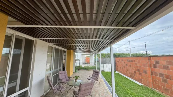 Pérgola metálica con ampliación exterior en Jamundí — Bajo Sombra de CAMARK Projects