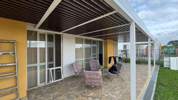 Pérgola metálica con piso enchapado terminada — terraza exterior en Tucanes del Castillo, Jamundí — proyecto Camark Projects