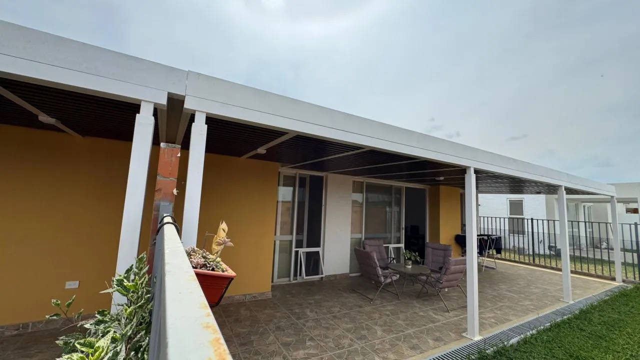 Resultado final de pérgola y terraza en Tucanes del Castillo — vista lateral