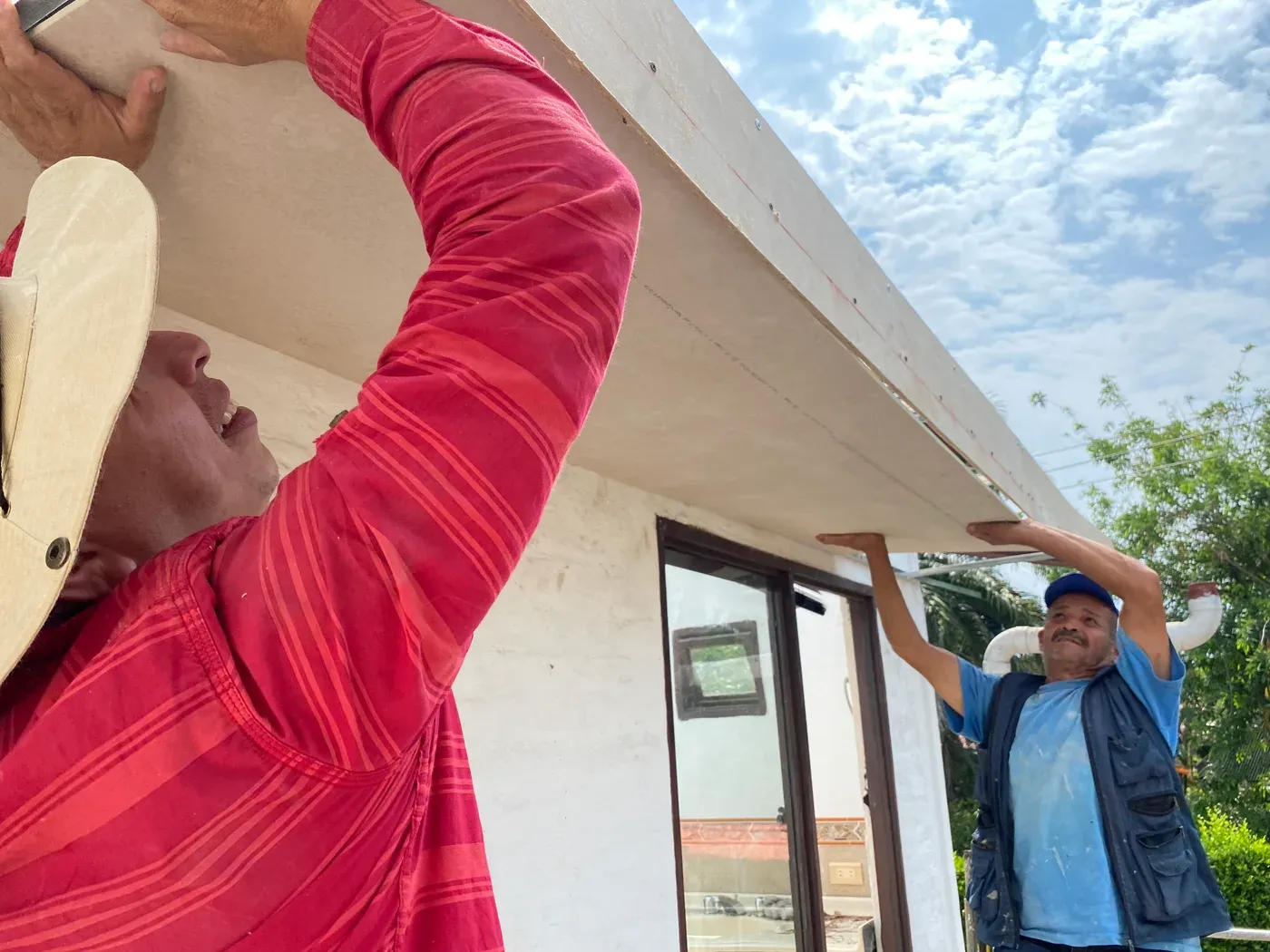 Personal instalando cielo raso en panel board en vivienda campestre Jamundí — remodelación de interiores CAMARK