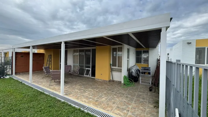 Vista superior de pérgola metálica con piso enchapado terminada en Jamundí — estructura, cubierta y piso completos