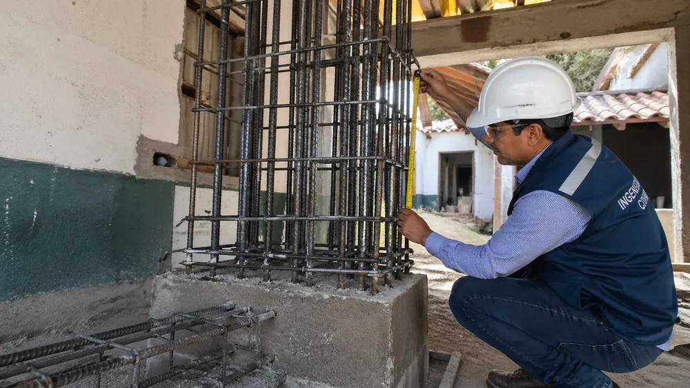 Inspección de refuerzo estructural de acero en columna de concreto para obra civil con control de calidad en Cali