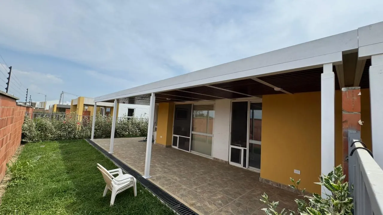 Resultado final de terraza con pérgola metálica en casa 5, Tucanes del Castillo, Jamundí