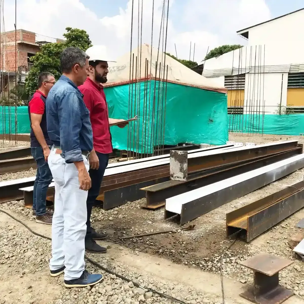 Supervisión de construcción de clínica en Cali durante la fase de obra blanca para verificar cumplimiento normativo