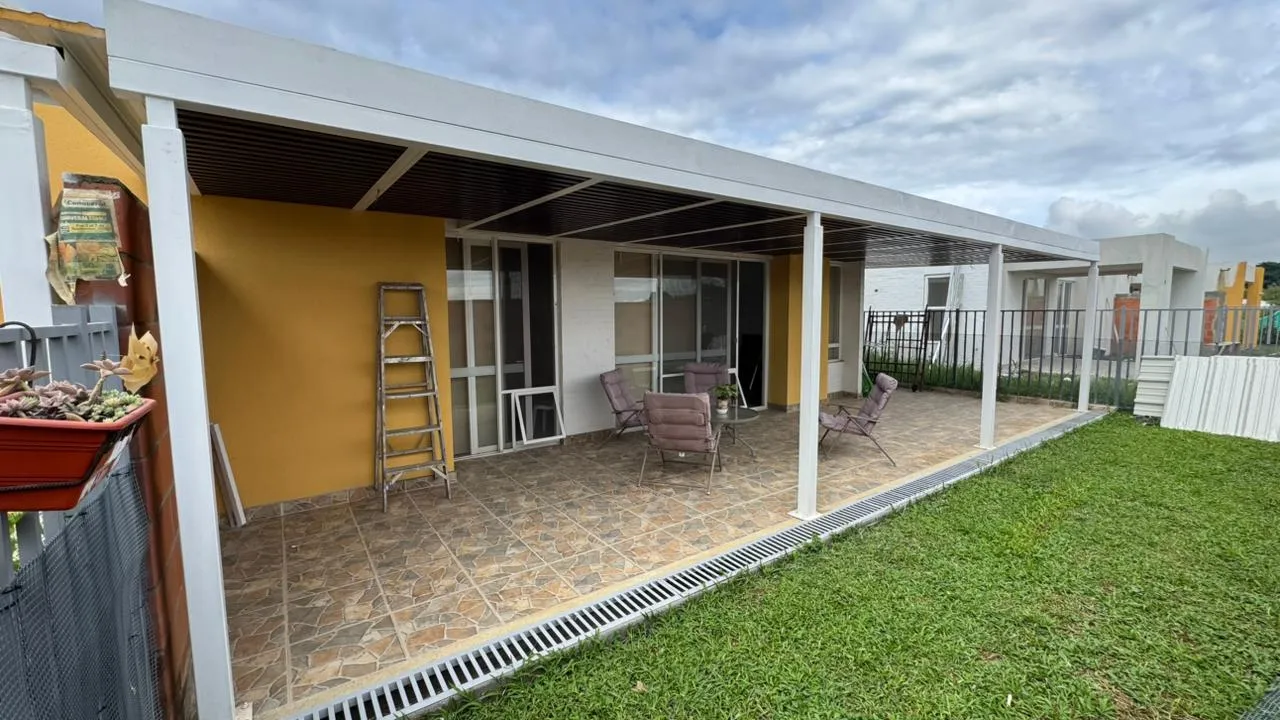 Terraza con pérgola completamente terminada — vista final casa 6