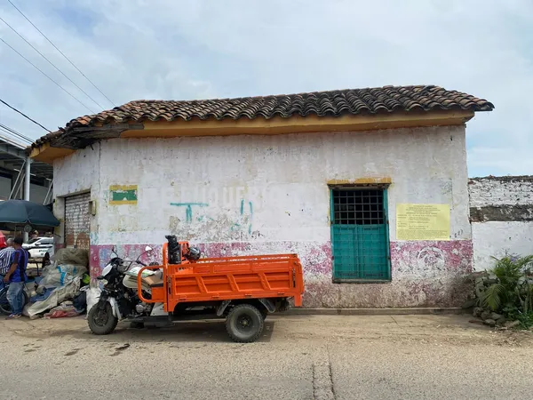 Valla de licencia de demolición y obra nueva — proyecto en Cali