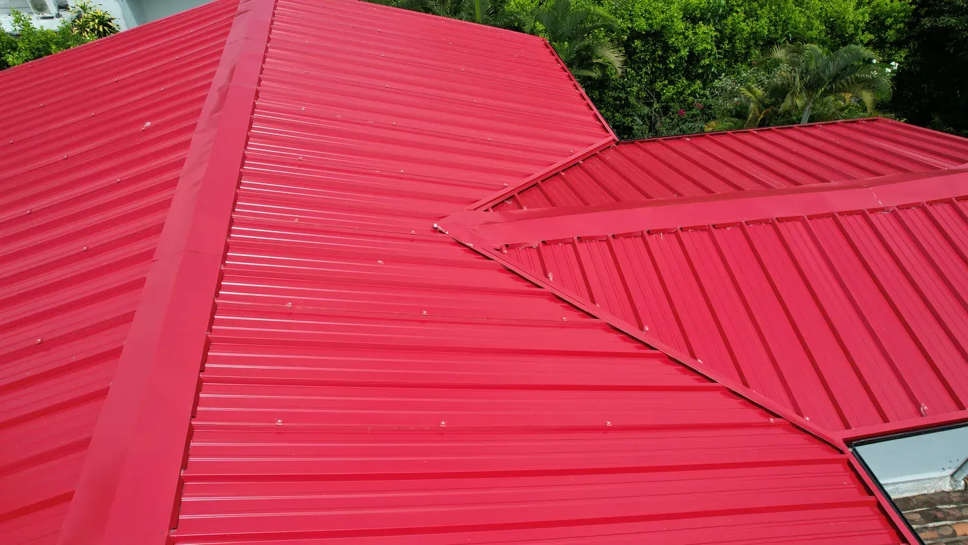 Vista aérea de caballetes de cubierta moderna en vivienda campestre Jamundí — estructura metálica para techo terminada