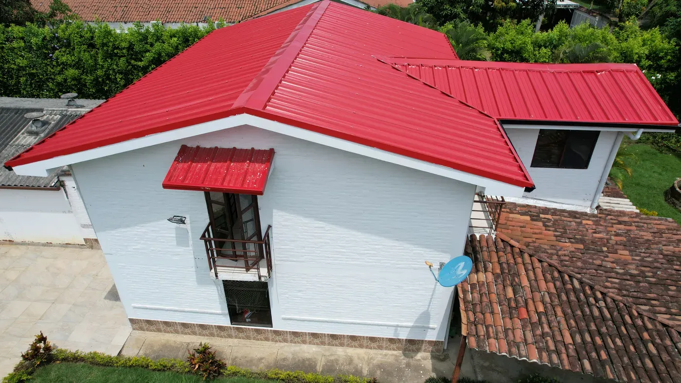 Vista aérea de vivienda campestre en La Morada Jamundí — resultado final de remodelación de cubierta por CAMARK Projects
