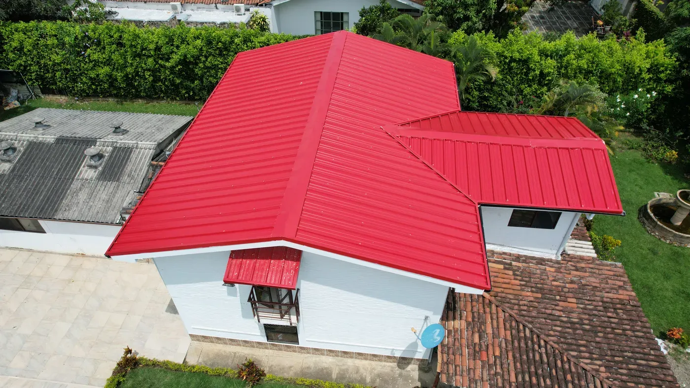 Vista aérea resultado final de remodelación de techo con teja moderna en Jamundí — cambio de cubierta campestre CAMARK