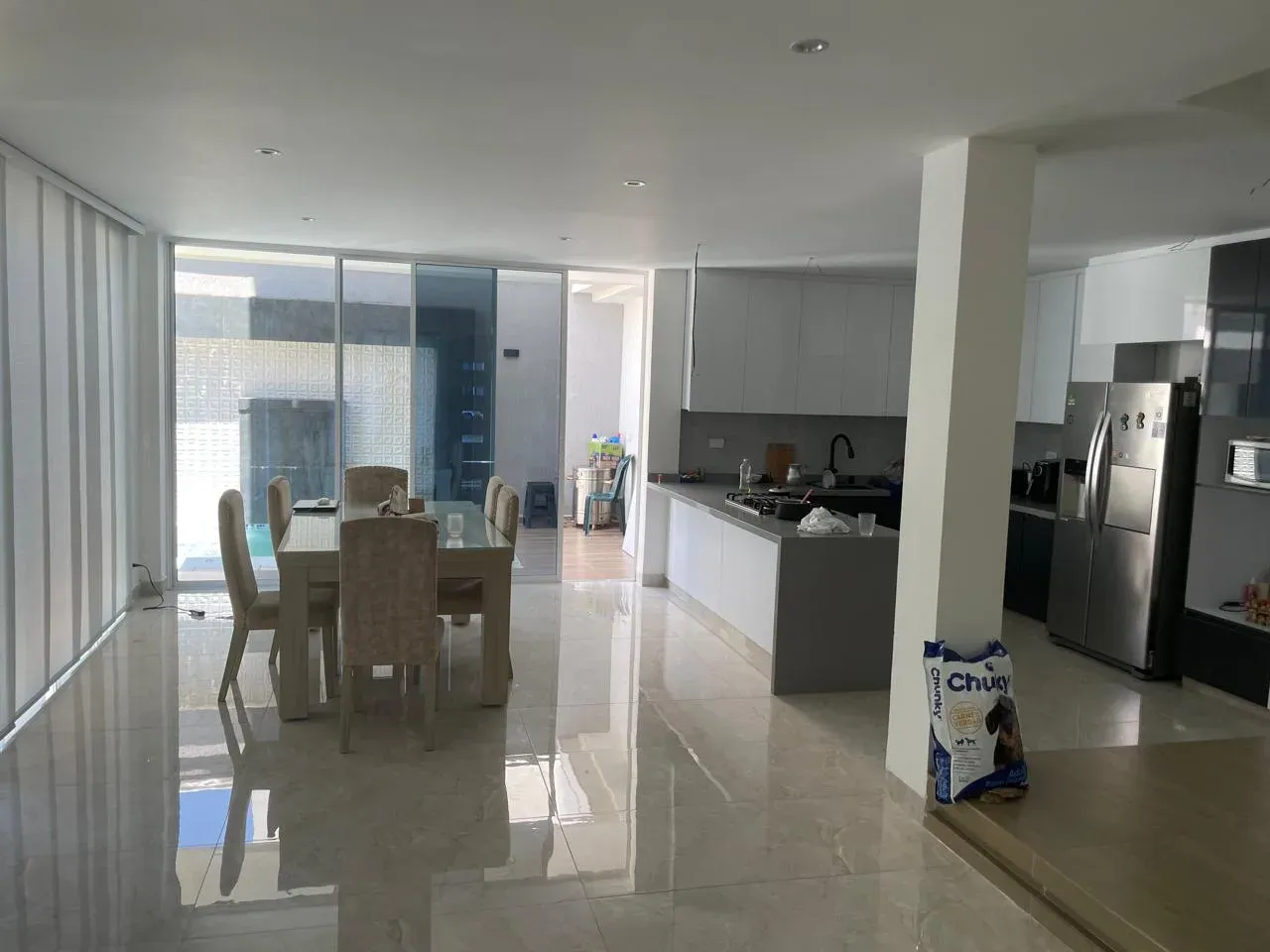 Integración de cocina y zona exterior con jacuzzi en vivienda campestre — diseño de casa moderna en Jamundí por CAMARK