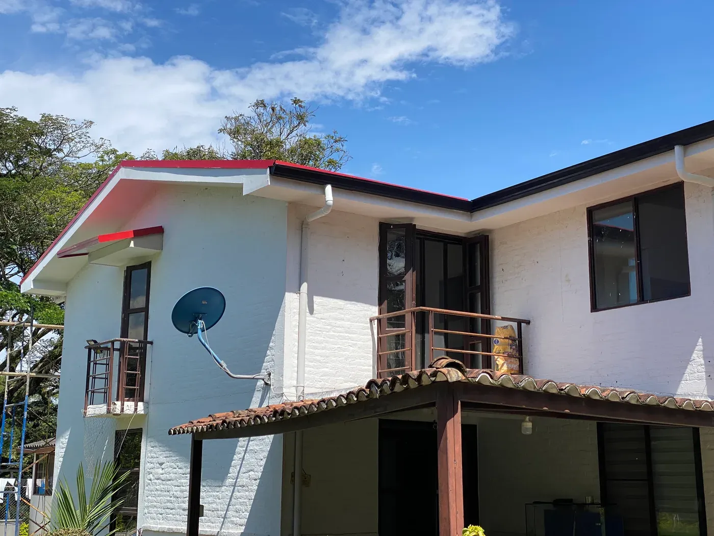 Vista exterior de vivienda campestre en La Morada, Jamundí tras remodelación de cubierta — nueva teja sándwich Metecno por CAMARK Projects