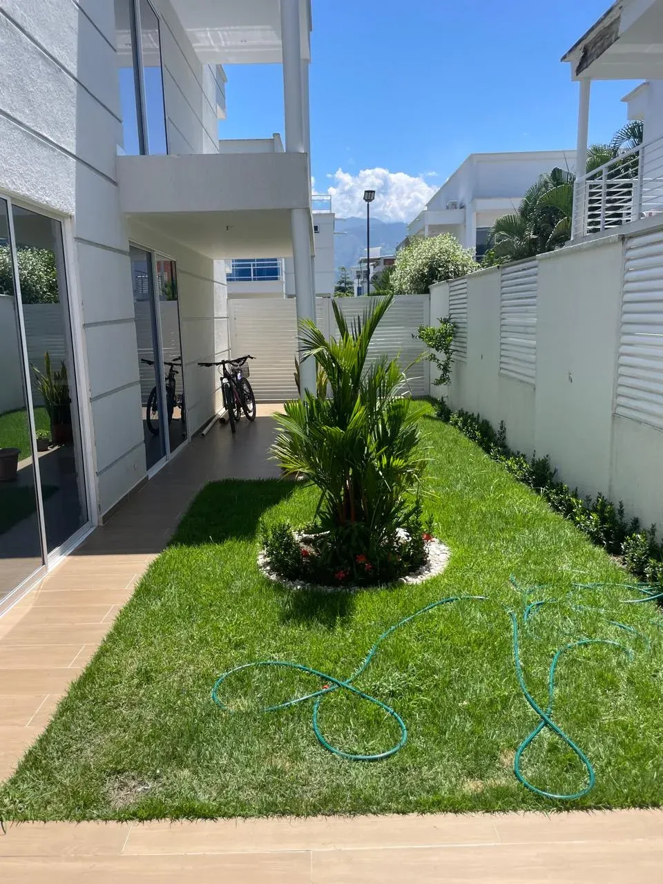 Zona verde lateral de casa campestre en Jamundí — diseño exterior de vivienda campestre moderna con jardín integrado